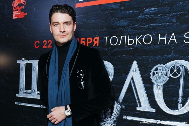 Максим Матвеев появился в элегантном образе  на премьере Московского кинофестиваля