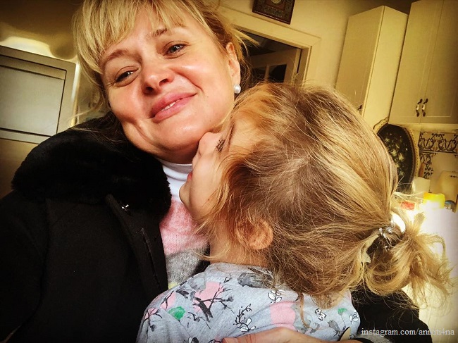Анна Михалкова опасается за школу, где будет учиться ее дочка –первоклассница 