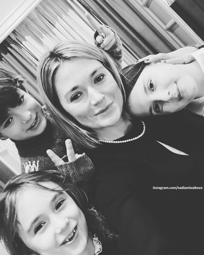Надежда Михалкова с детьми и племянницей