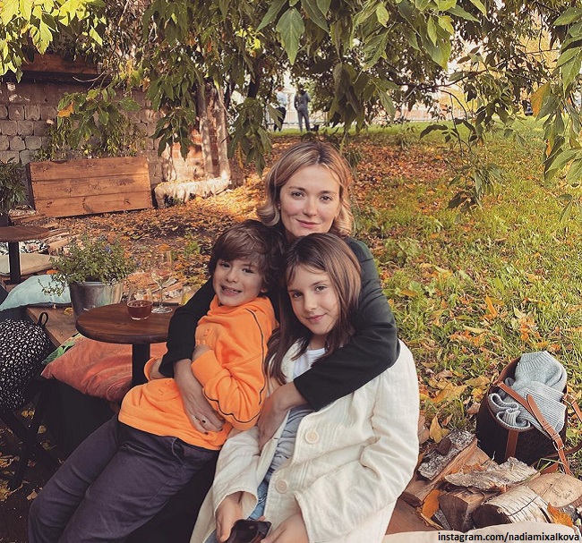 Надежда Михалкова с детьми
