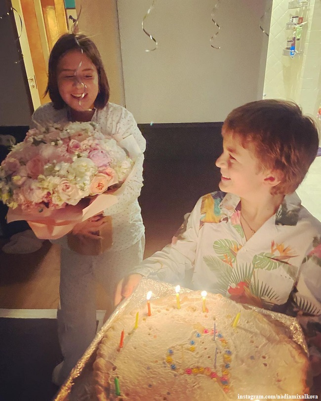 Иван и Нина Гигинеишвили поздравляют мама с днем рождения
