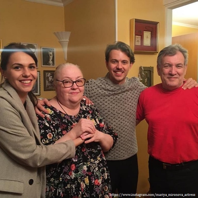 Екатерина Градова с мужем, внуком и его женой
