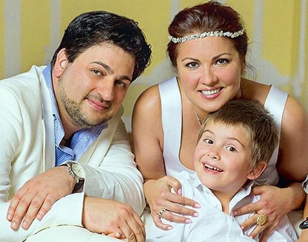Анна Нетребеко с мужем и сыном 