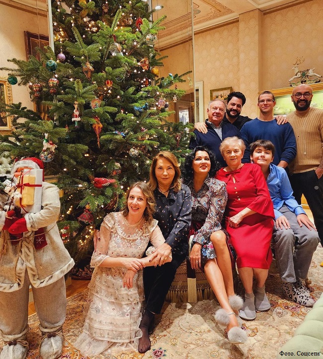 Анна Нетребко с мужем, сыном и родными отмечают католическое Рождество