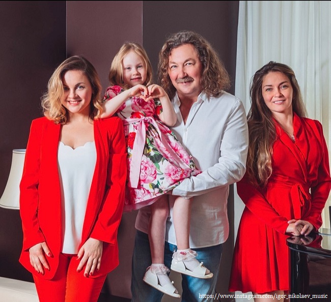 Игорь Николаев с женой и дочками 
