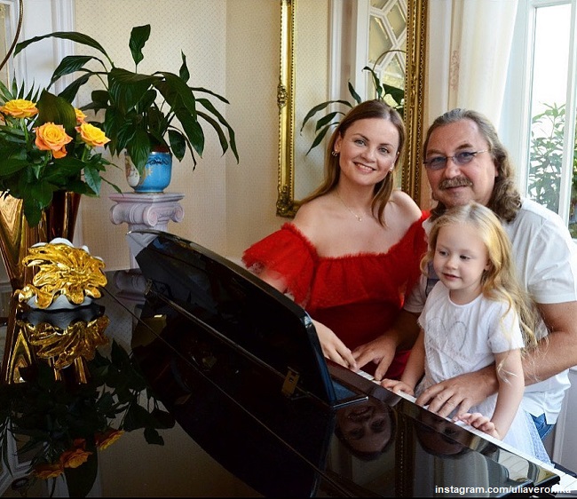 Игорь Николаев с женой и дочкой сходил в Масленицу на ярмарку