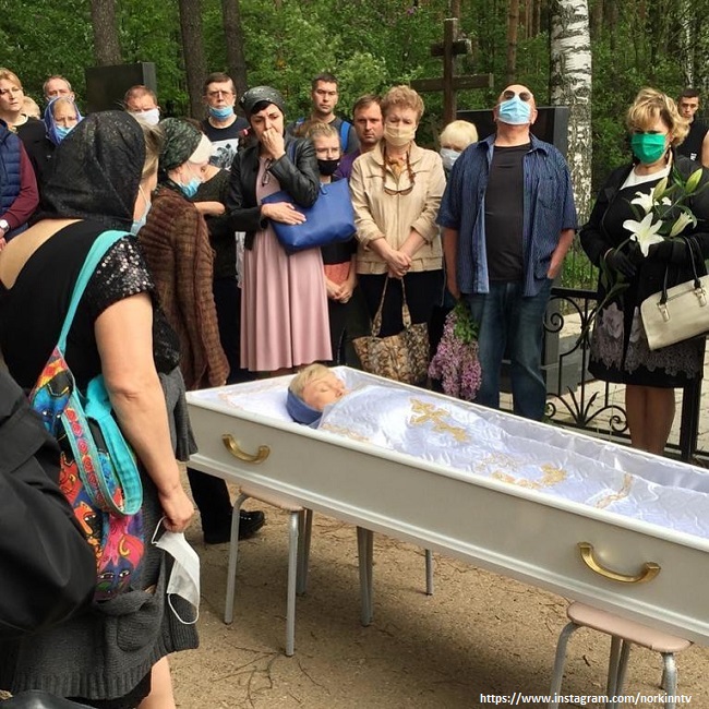 Фото с похорон жены Андрея Норкина 