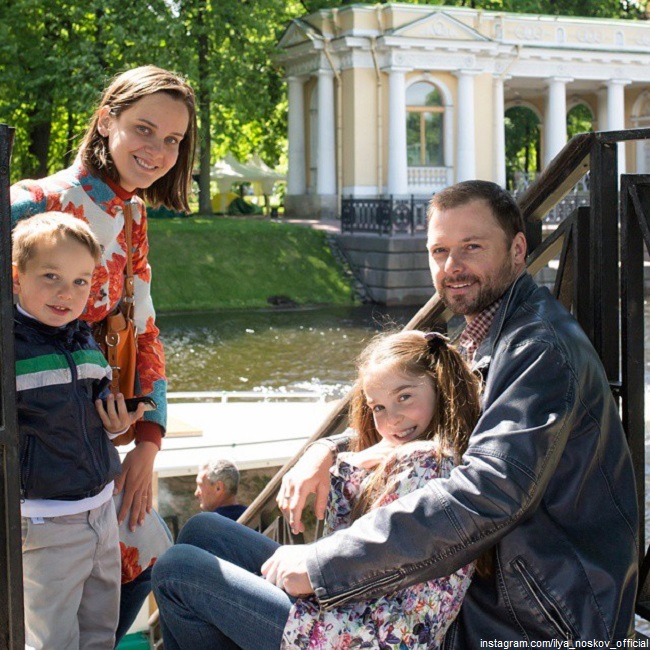 Илья Носков с женой и детьми