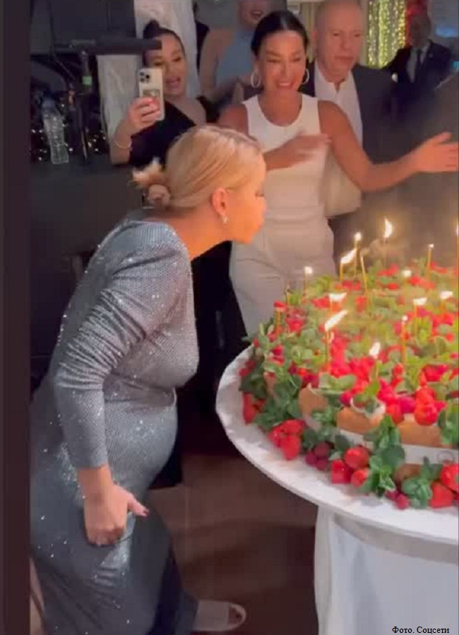 Ольга Орлова задувает свечи на именинном торте