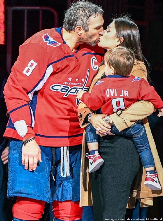 Анастасия Шубская показала 3-месячного сына на руках, а 2-летнего - в хоккейной экипировке