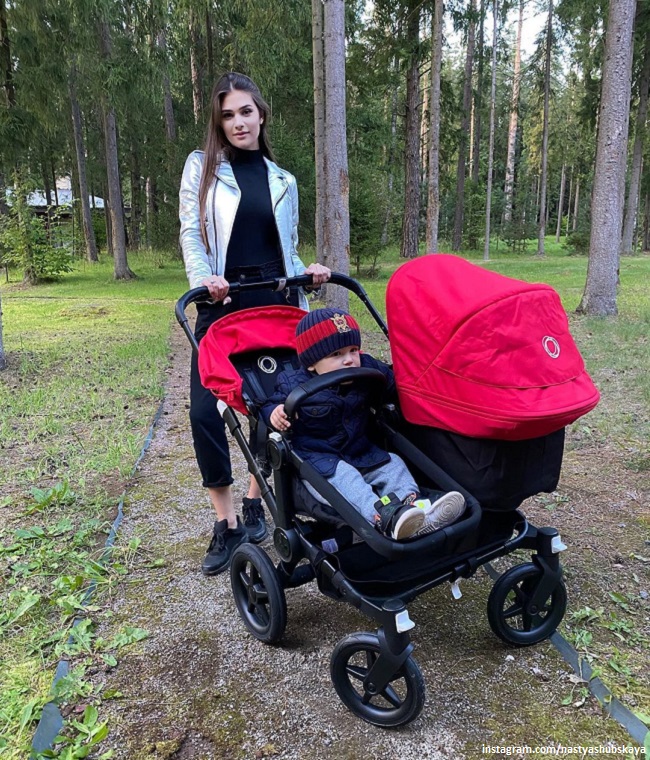 Анастасия Шубская на прогулке с сыновьями