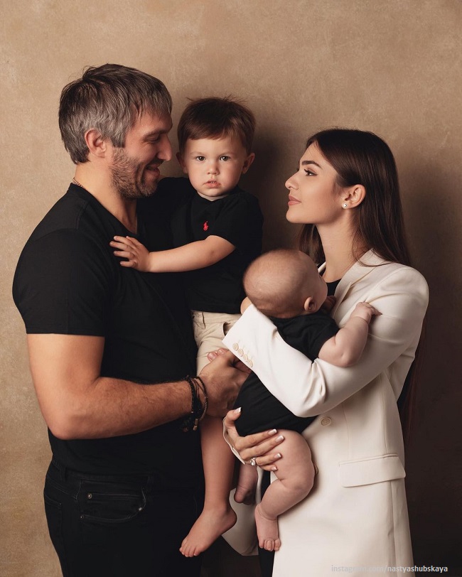 Александр Овечкин с женой и детьми 