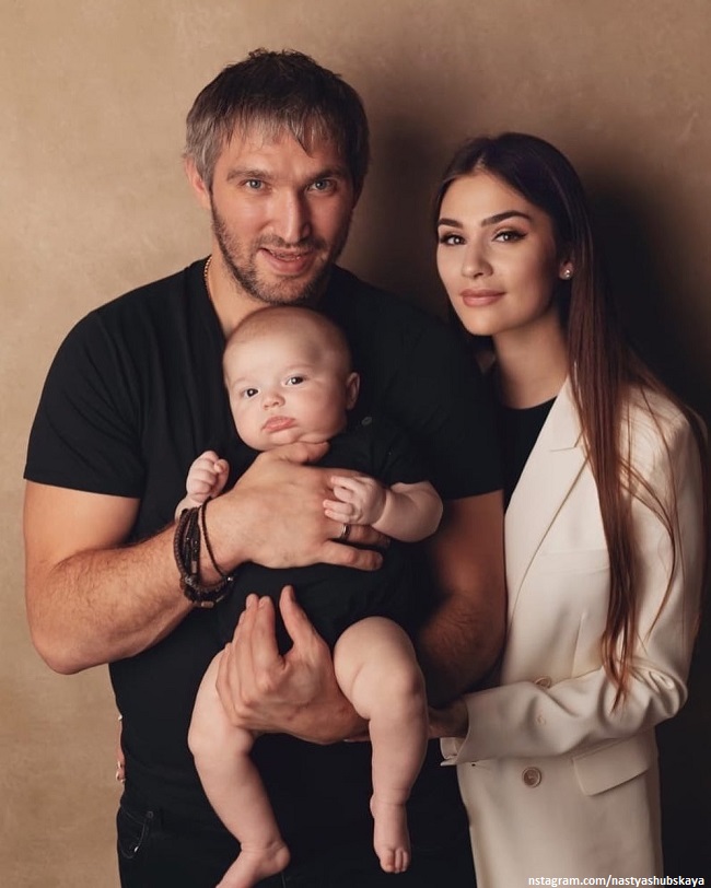 Александр Овечкин и Анастасия Шубская с сыном Ильей
