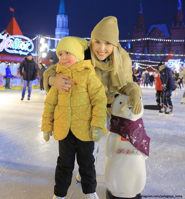 Пелагея показала, как проводит новогодние каникулы с дочерью  на катке  