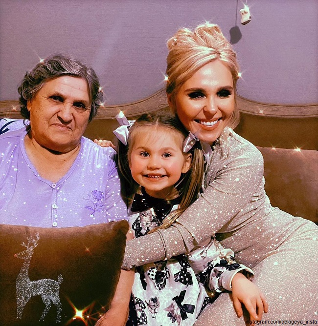 Пелагея вместе с мамой и 3-летней дочкой спела гимн России 