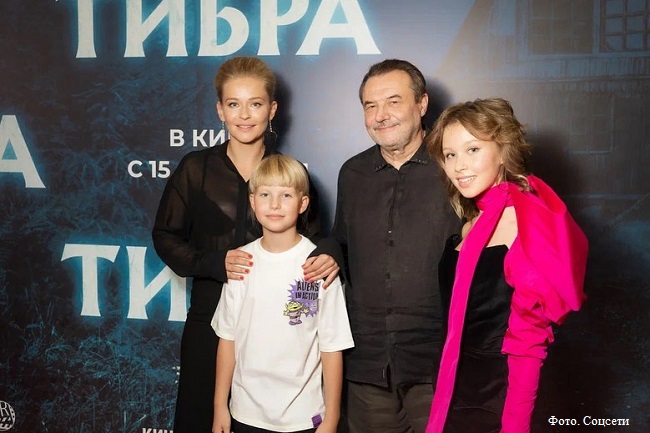 Юлия Пересильд с семьей 