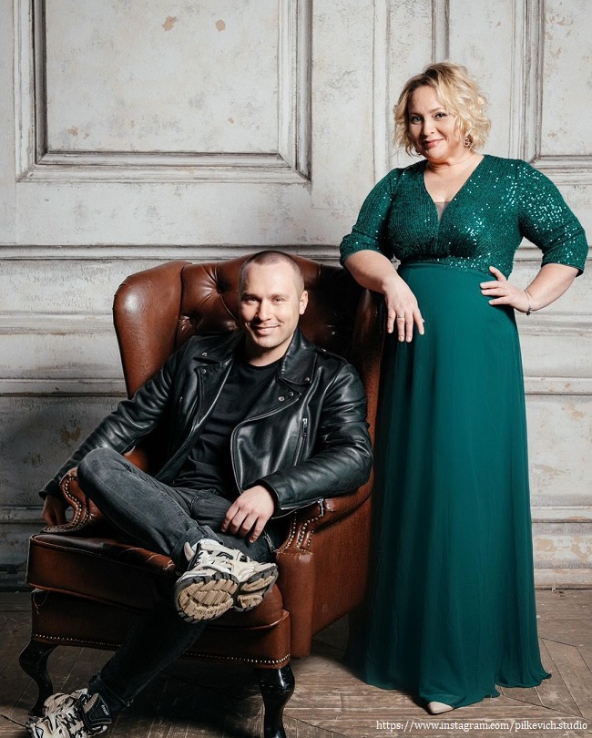 Светлана Пермякова поделилась совместными фото с мужем и дочкой 