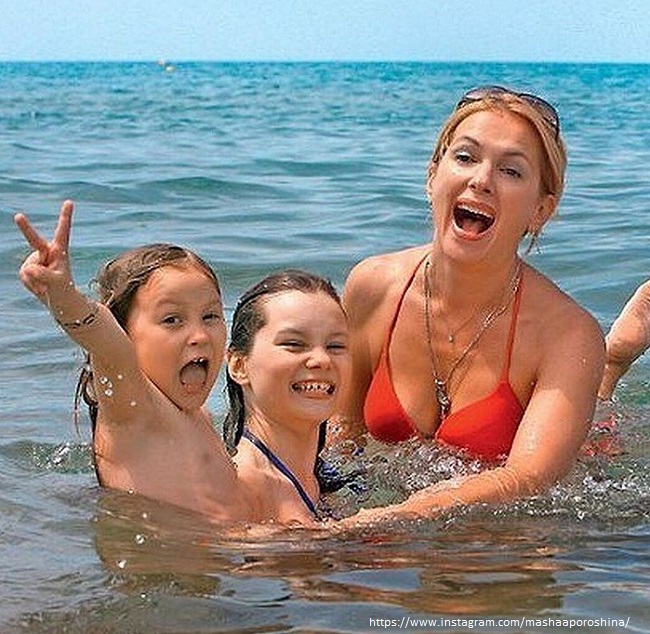 Мария Порошина с дочками 