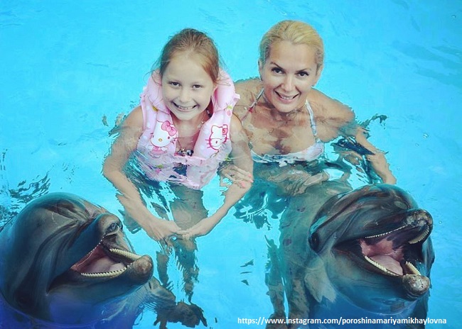 Мария Порошина с дочерью и дельфинами
