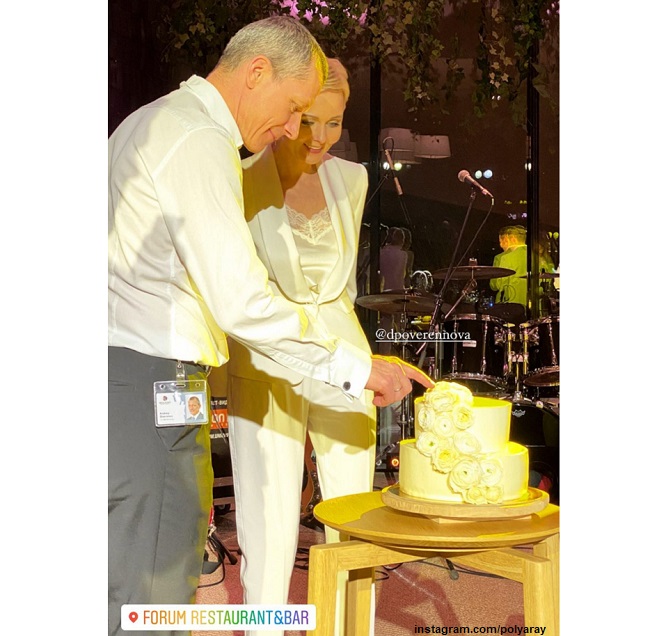 Дарья Повереннова и Андрей Шаронов режут свадебный торт