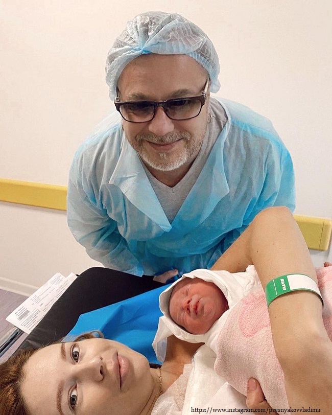 Владимир Пресняков с женой и новорожденным сыном 