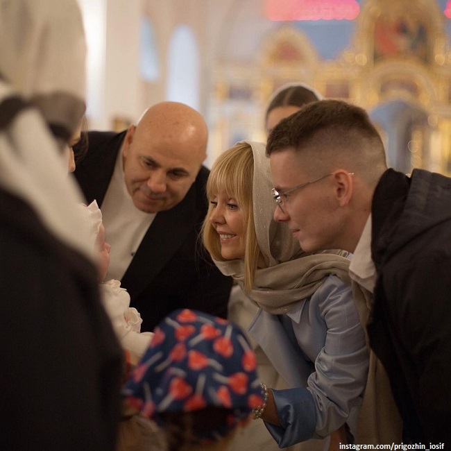 Иосиф Пригожин поделился новыми фото с крещения внучки Валерии