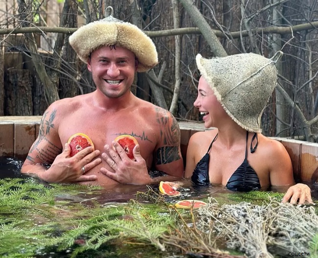 Павел Прилучный с женой с бане 