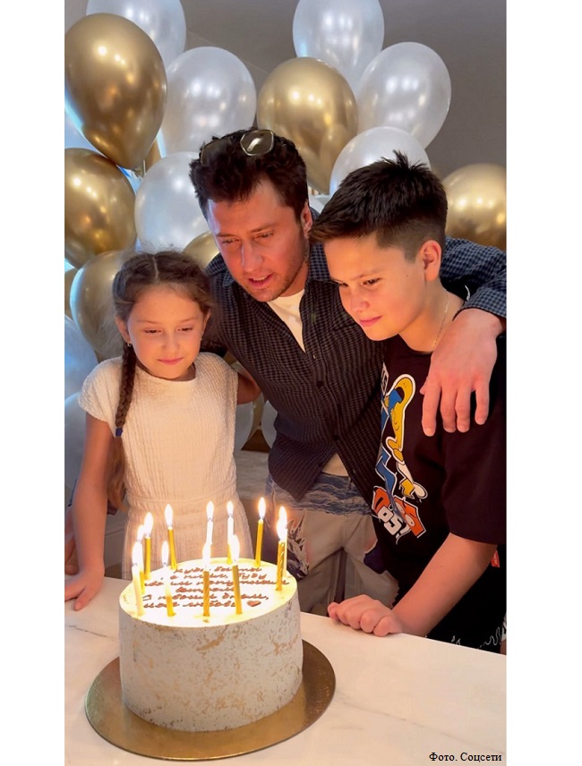 Павел Прилучный зхадувает свечи на именинном торте вместе с детьми