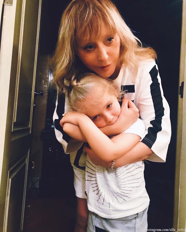 Алла Пугачёва показала, как ее 7-летняя дочь весело прибирается на кухне