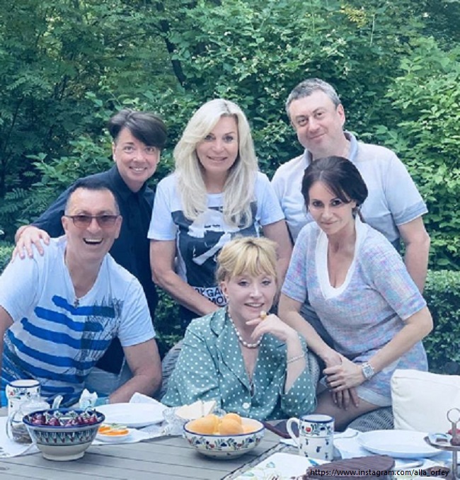 Алла Пугачева с друзьями 