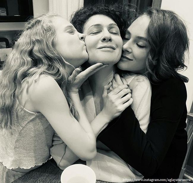 Ксения Раппопорт с дочками 