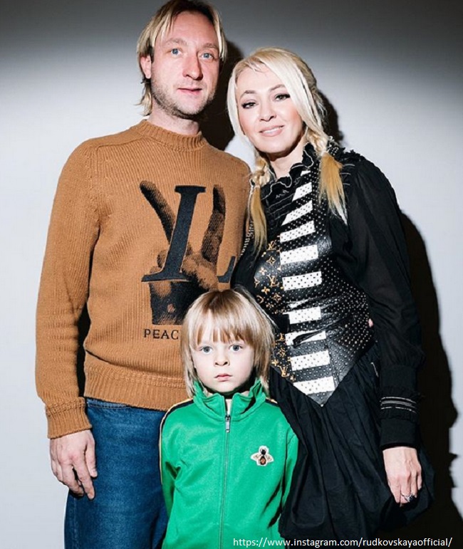 Яна Рудковская с сыном и мужем 