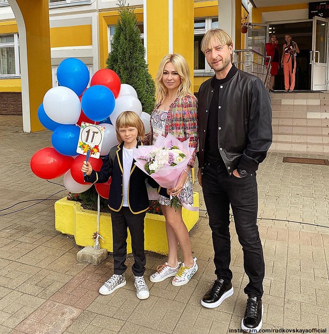 Яна Рудковская и Евгений Плющенко с сыном Сашей