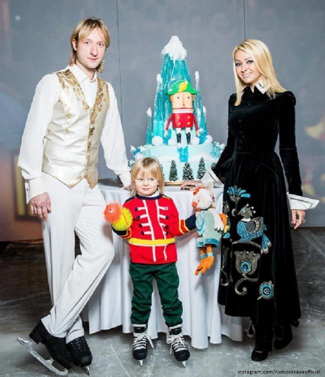 Евгений Плющенко с женой и сыном 