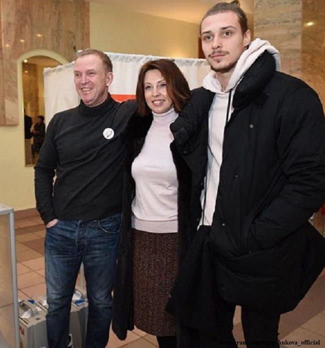 Виктор Рыбины с женой и сыном 