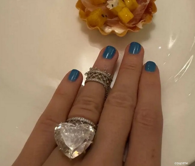 Ксения Собчак показала кольцо за миллиард 
