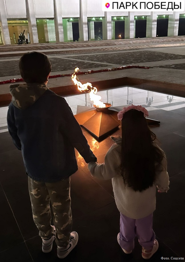 Дети Анастасии Стоцкой в парке Победы у Вечного огня