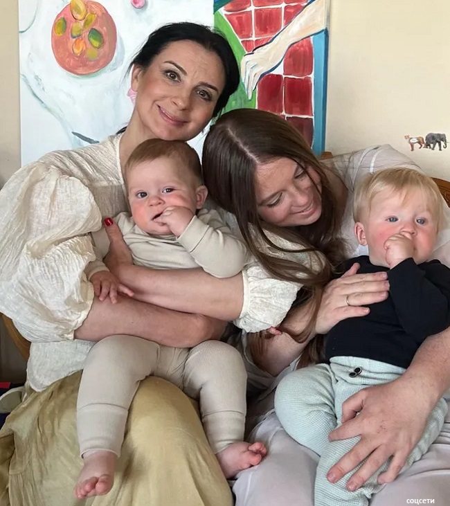 Екатерина Стриженова с дочерью Анастасией и внуками Александром и Георгием
