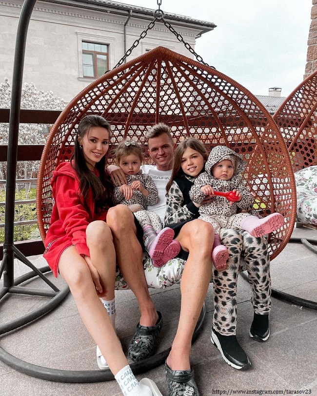 Дмитрий Тарасов с женой и дочками 