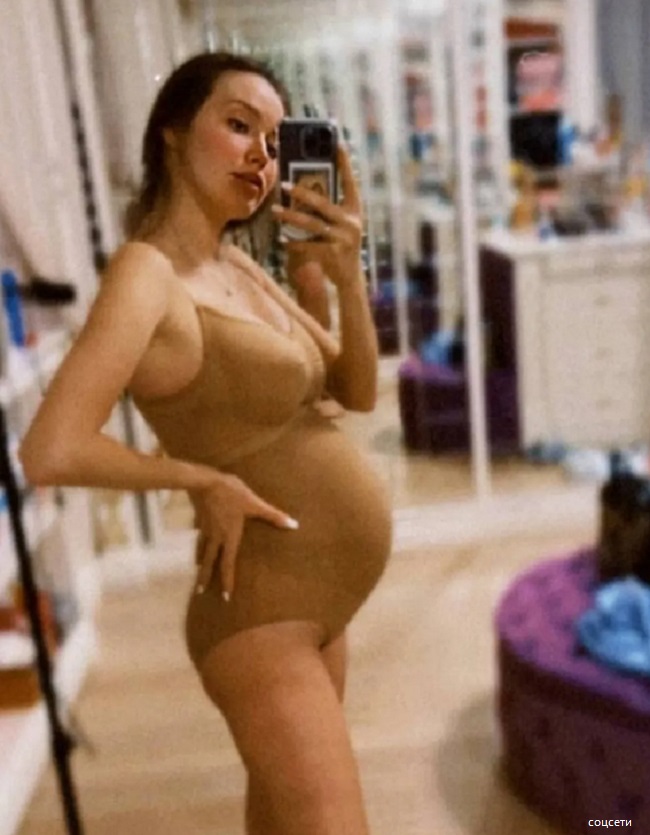 Беременная Анастасия Костенко в боди 