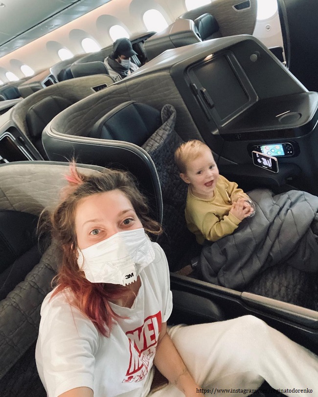 Регина Тодоренко с сыном в самолете
