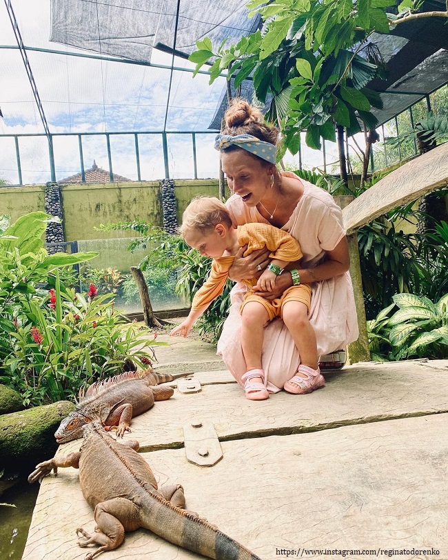Регина Тодоренко с сыном в зоопарке 