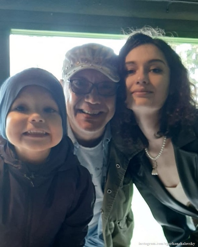 Егор Кончаловский с дочерью Марией и сыном Тимуром