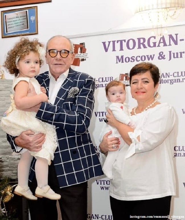 Эммануил Виторган с женой и детьми 