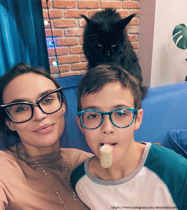 Алена Водонаева с сыном 