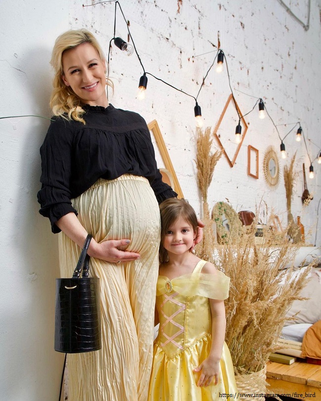 Беременная Татьяна Волосожар с дочкой 