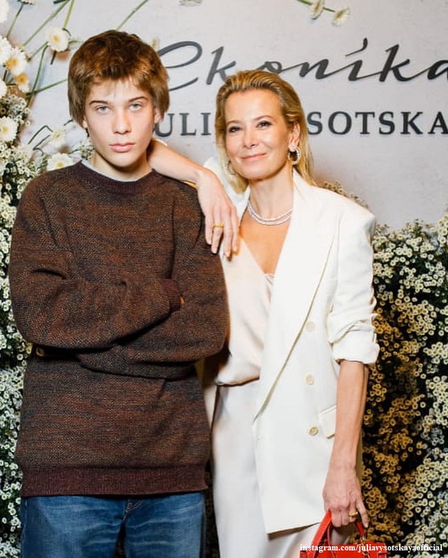 Юлия Высоцкая с сыном Петром