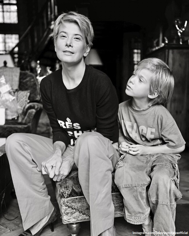 Юлия Высоцкая с маленьким сыном Петей