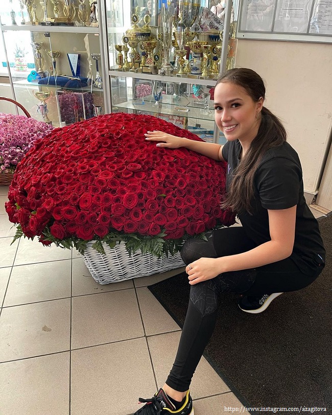 Алина Зигитова получила шикарный букет роз 