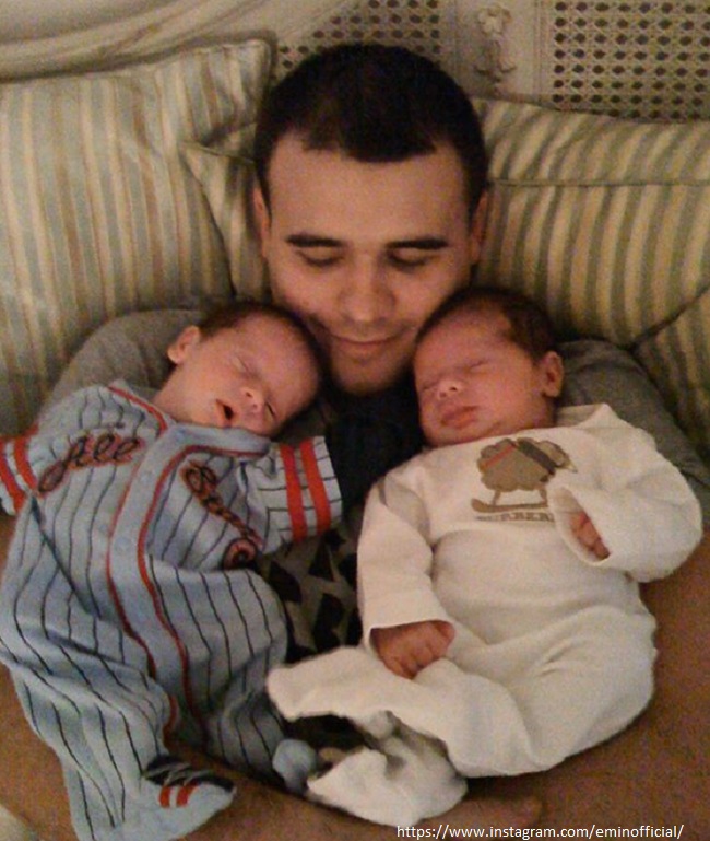 Эмин Агаларов с младенцами 